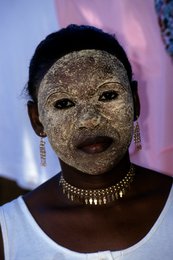 Beauty-mask;-Comoros-Archipelago;-Cosmetics;-France;-Indian-Ocean;-Kaleidos;-Kaleidos-images;-La-parole-à-limage;-Laurent-Abad;-Mayotte;-Msindzano;-Portrait;-Stories-Pictures;-Tradition;-Woman
